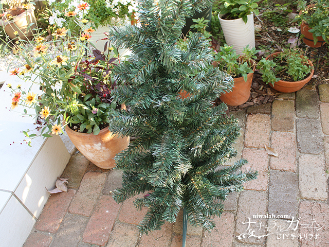 ダイソーのスノースプレーでクリスマスツリーを飾りつけよう！ | ガーデンDIY図鑑