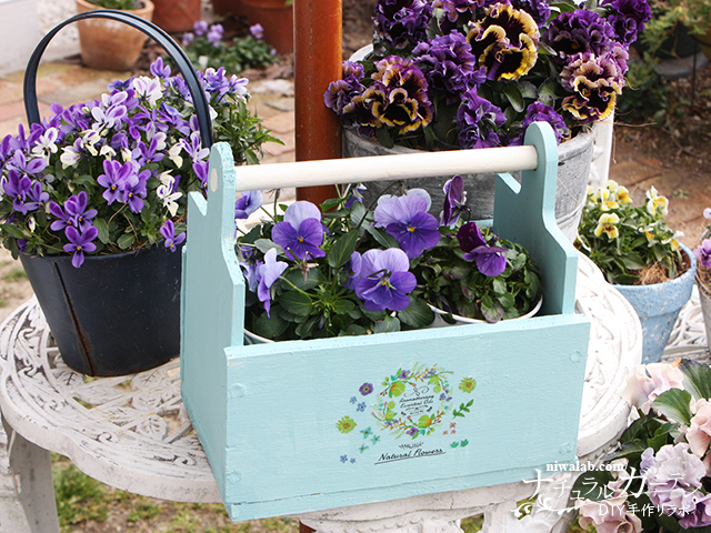 カッティングボードをリメイク！花や小物を入れて使える持ち手付きボックスへ | ガーデンDIY図鑑